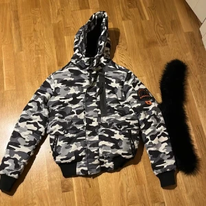 Superdry expedition jacka  - Säljer min vinter jacka från superdry då den är för liten, är en varm och bekväm jacka perfekt nu för kallare dagar och för vintern. Luvan har päls som man kan ta av och på. Jackan är i väldigt bra skick, skriv vid mer frågor.