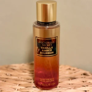Victoria’s Secret Vanilla Amber Bourbon Mist 250 ml - Fragrance mist med en mix av vanilj, amber, bourbon och orkidé. Perfekt för dig som vill ha en söt och varm vibe. Volym: 250 ml. Limited edition. Använd enligt bild. 