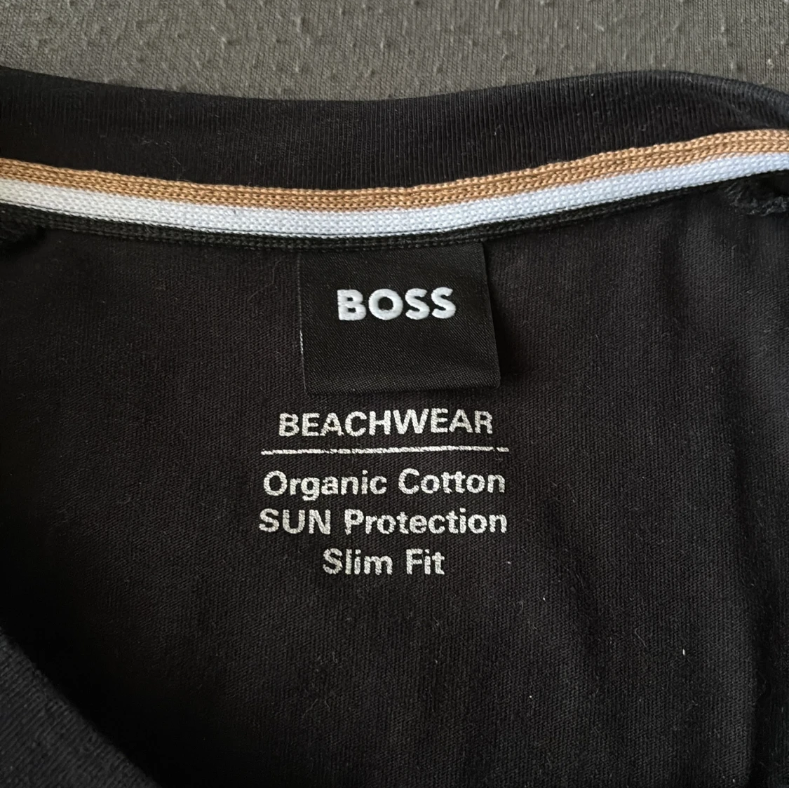 Svart BOSS t-shirt med vit rand - 1