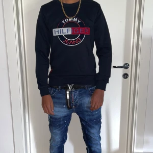 Tommy Hilfiger tröja strl XS Blå - Helt ny. Fin replika med grym kvalitet. Modellen är 175cm väger 67kg, Bär storlek XS på bilden. Normal i passformen. Pris: 699kr. Först till kvarn. Skickas direkt inom 24h