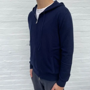 Kashmir/Merinoull Hoodie - Riktigt snygg kashmir/merinoull hoodie i storlek M🌟 Modellen är 182 lång. Endast testad, aldrig använd! Hör av dig vid minsta fundering eller intresse🙏