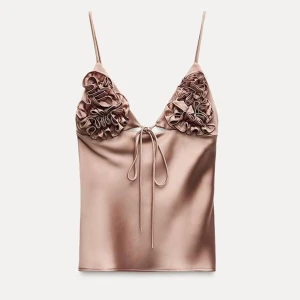 Champagnefärgad satin linnetopp med volang zara - Supersnygg linnetopp i champagnefärgad satin och volangdetaljer. Super snygg och inga defekter! Använd 2 gånger