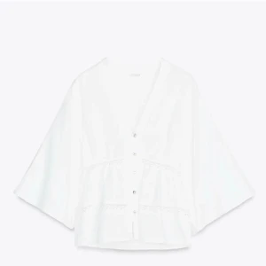 Vit blus Zara - Fin blus från Zara. Endast använd ca 3 ggr så väldigt fint skick. Skriv privat för fler bilder eller frågor 🫰🏼