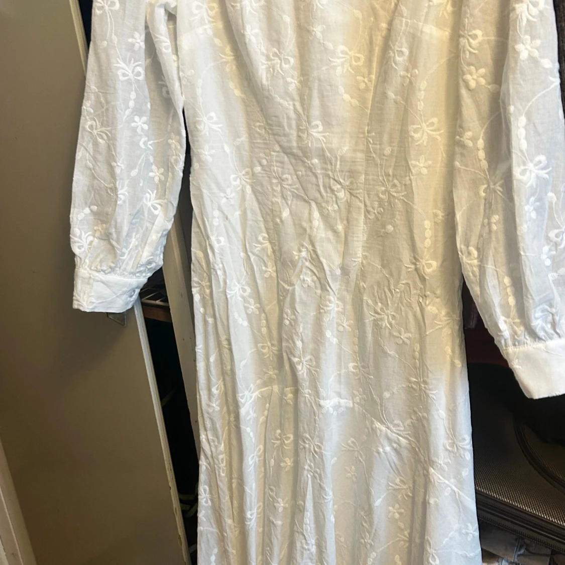 Vit långklänning med broderade detaljer - 3