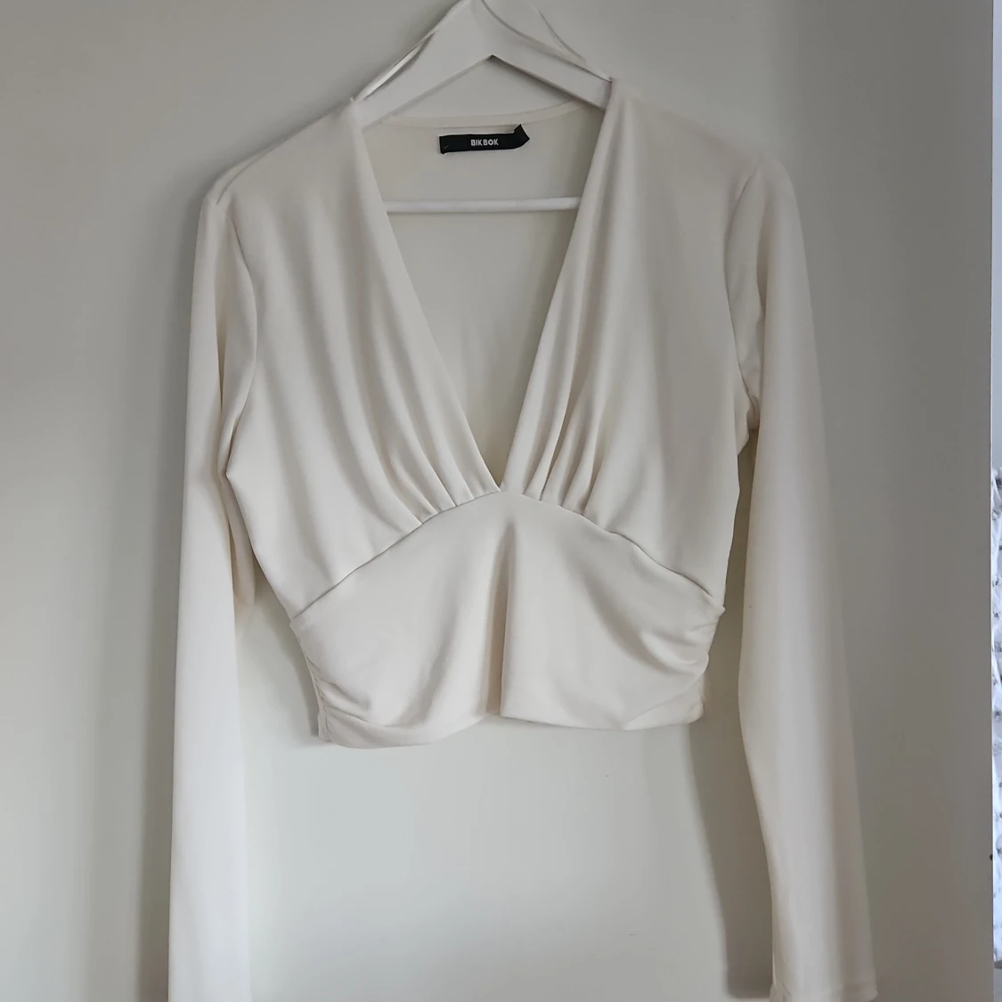 Vit croppad v-ringad topp Bik Bok