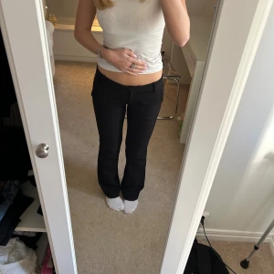 Svarta lågmidjade kostymbyxor  - Säljer ett par svarta lågmidjade kostymbyxor från bikbok! Dom är i bra skick utom att det är ett hål mellan benen. Hålet blir itne större och syns inte så inget man tänker på och jätte lätt att sy igen om det är så!