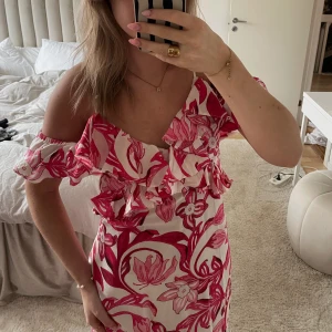 Rosa/vit långklänning - Superfin långklänning, perfekt till sommaren. Säljer då den inte kommer till användning tyvärr. Använd fåtal gånger. Pris kan diskuteras🥰