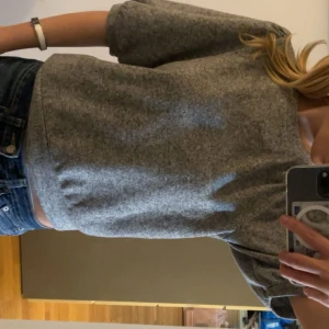 Grå tröja från 157, storlek M - Mysig grå tröja från 157 i storlek M. Tröjan har en enkel och stilren design med rund halsringning och långa ärmar. Perfekt att slänga på sig till jeans för en chill look. Materialet känns mjukt och bekvämt mot huden. passar skulle säga storleken passar xs/s/m