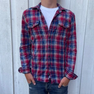 *Unik* Rutig Skjorta - Säljer nu denna sjukt snygga skjortan i ett helt perfekt mönster enligt mig!🎨 | Kan även passa XS 🫰🏻| Hör gärna av dig vid minsta fundering! ✌🏻👑