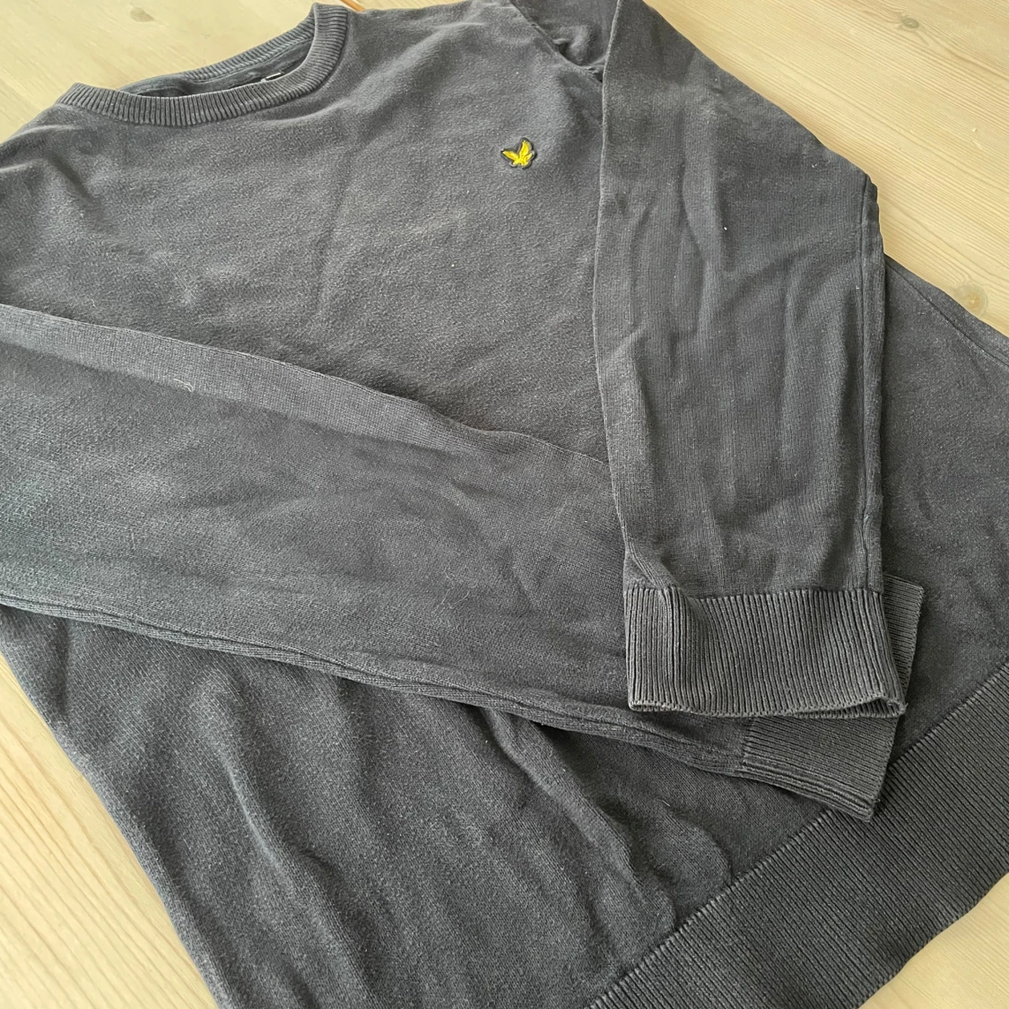 Mörkgrå stickad tröja från Lyle & Scott - 4