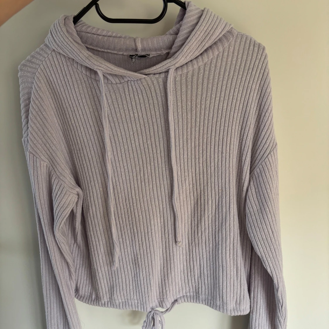 Ljuslila ribbad hoodie med snörning