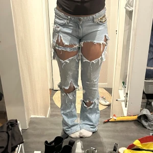 Coola jeans från Zara  - Säljer dessa coola jeans från Zara. Förra ägaren har gjort hålen och fixat detaljer på jeansen själv. De är i storlek 38/M. 