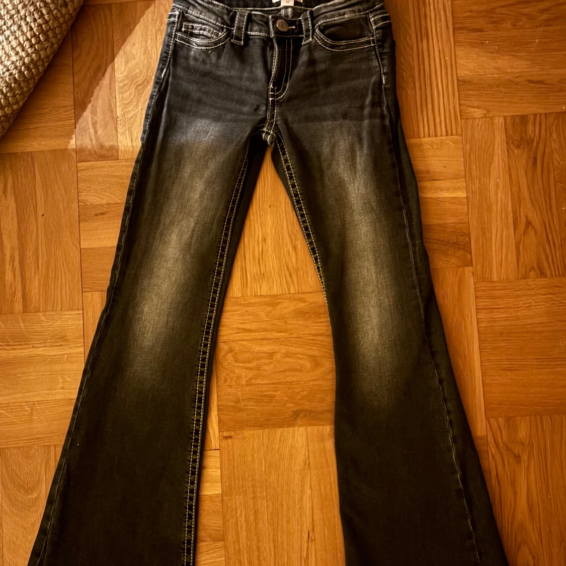 Svarta bootcut jeans med kontrastsömmar - 2