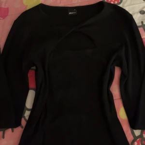Svart topp med cut out från Gina Tricot - använd en gång snygg svart topp från Gina Tricot med trekvartsärm och trendig cut out-detalj vid bröstet. 
