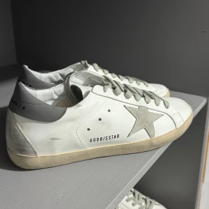 Golden goose skor  - Skick : 10/10.        Allt og medföljer även kvitto.        Fraktas samma dag.  
