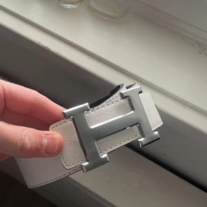 Bälte - Dehär bältet går o vända ut och in✅ De är i fint skick❤️ Storleken är 105cm vid frågor och funderingar skriv