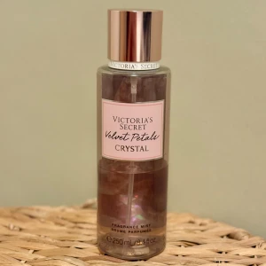 Victoria’s Secret Velvet Petals Crystal 250 ml - Victoria’s Secret Velvet Petals Crystal, 250 ml. Limited edition. Ca hälften kvar. Givetvis förvarad mörkt och svalt.