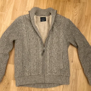 Stickad cardigan  - Stickad cardigan med fleece perfekt inför kallare dagar, inga defekter. Storlek M, för frågor eller funderingar är det bara att höra av sig!