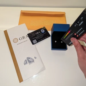 Äkta 925 silver örhängen - 💎 Äkta 925 silver örhängen med moissanite ✨  Passar både kille & tjej  GRA certifikat & kort ingår  Nytt & oanvänt – perfekt present 🎁  Passerar diamond tester ✅  Gnistrande som diamanter – men ännu mer prisvärt!