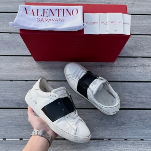 Valentino Open - Populära Valentino Open skor med allt og! Bra skick 7,5/10. Box, kort, papper, dustbag medföljer. Kontakta mig för fler frågor och funderingar!