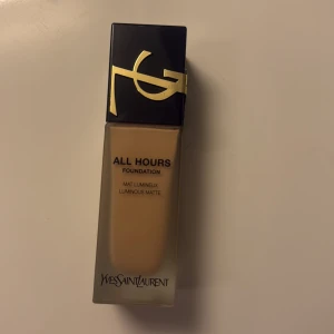 YSL All Hours Foundation MN4 - YSL All Hours Foundation i nyansen MN4. Ger en matt men ändå glowig finish och har SPF 39. Kommer i en lyxig glasflaska med svart och guld lock. Full täckning och andas lätt på huden. Perfekt för dig som vill ha en flawless bas.