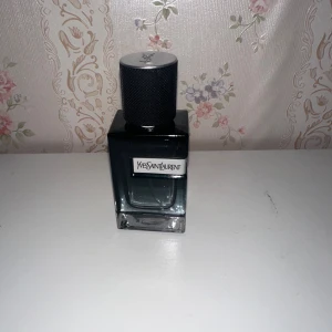 Yves Saint Laurent parfymflaska - Säljer en god parfym ifrån YSL. Den är 30ml och rätt så liten. Inga defekter eller något sånt med den och den har ca 27ml kvar så den är i princip ny! Köper du så lovar jag att försöka frakta samma dag! OBS! Boxen kommer inte med parfymen tyvärr