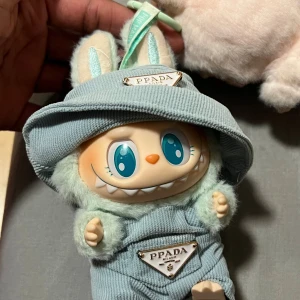 Labubu Prada set (kläder bara) - Säljer ett Prada set för labubu nyckelring. 