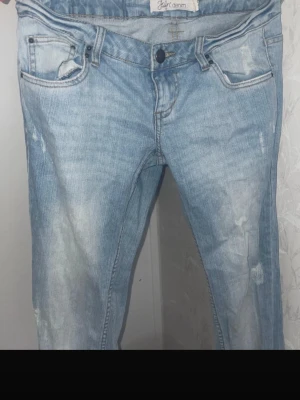 Ljusblå raka jeans från John Denim - Säljer ett par ljusblå jeans från John Denim med klassisk femficksdesign och normal passform. Jeansen har raka ben och är tillverkade i mjukt bomullsjeansmaterial. Perfekta för dig som gillar en avslappnad och enkel stil.