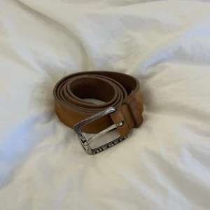 Diesel brunt 100% läder bälte - storlek: 100 cm ⭐️