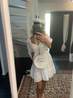 Finaste studentklänningen  - Denna klänning är elegant och stilren design med vackra spetsdetaljer, och älskar den öppna ryggen. Den har en figursydd passform. Klänningen är perfekt för speciella tillfällen som student dagen. Använd en gång. Storlek S men passar mig som även har XS 🤍