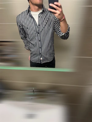 Replay Skjorta  - Helt ny as snygg skjorta från Replay | Storlek M | Modellen på bild är 180 o väger 75kg | Hör av er vid fler funderingar!