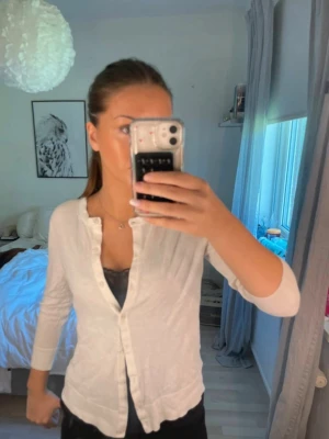 Trekvarts kofta – storlek S - Snygg kofta från Ann Taylor i storlek S med trekvartsärm. Använd sparsamt och i mycket fint skick. Säljer eftersom den inte längre används.🤍