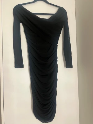 Svart långärmad omlottklänning - Snygg svart tajt klänning 💕Från Shein i strl XS. Kommer inte till användning.