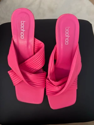 Rosa klack från Boohoo - Rosa klack från Boohoo. Med fyrkantig tå. Skorna har hög klack och öppen häl. Använda ett ex antal gånger.