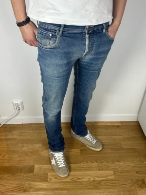 Jacob Cohën 622 LTD - Jacob Cohën LIMITED Edition 622. Size: W31. Skick: 7.5/10, ganska bra utan större märkbara defekter. Har en liten reva på baksidan av jeansen. Retail pris: 6000 SEK (+). Modellen är 185cm och väger 78kg. Mått: 40x105 (Ytterben + midja) Hör av dig vid frågor eller funderingar!