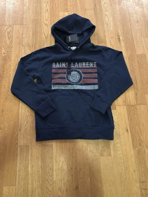 Saint Laurent hoodie  - Snygg mörkblå hoodie från Saint Laurent. Storlek S. Helt ny, aldrig använd!! 