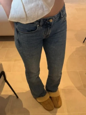 Blå raka jeans från Bikbok - Säljer ett par sprillans nya BikBok jeans i modellen ”Mira”. Lapparna är bortdragna men är endast provade. Storlek 26W, 32L och motsvarar S! Nypris: 49,99€. Passar inte mig helt så bilderna är lånade (förutom sista) men motsvarar storleken 💘