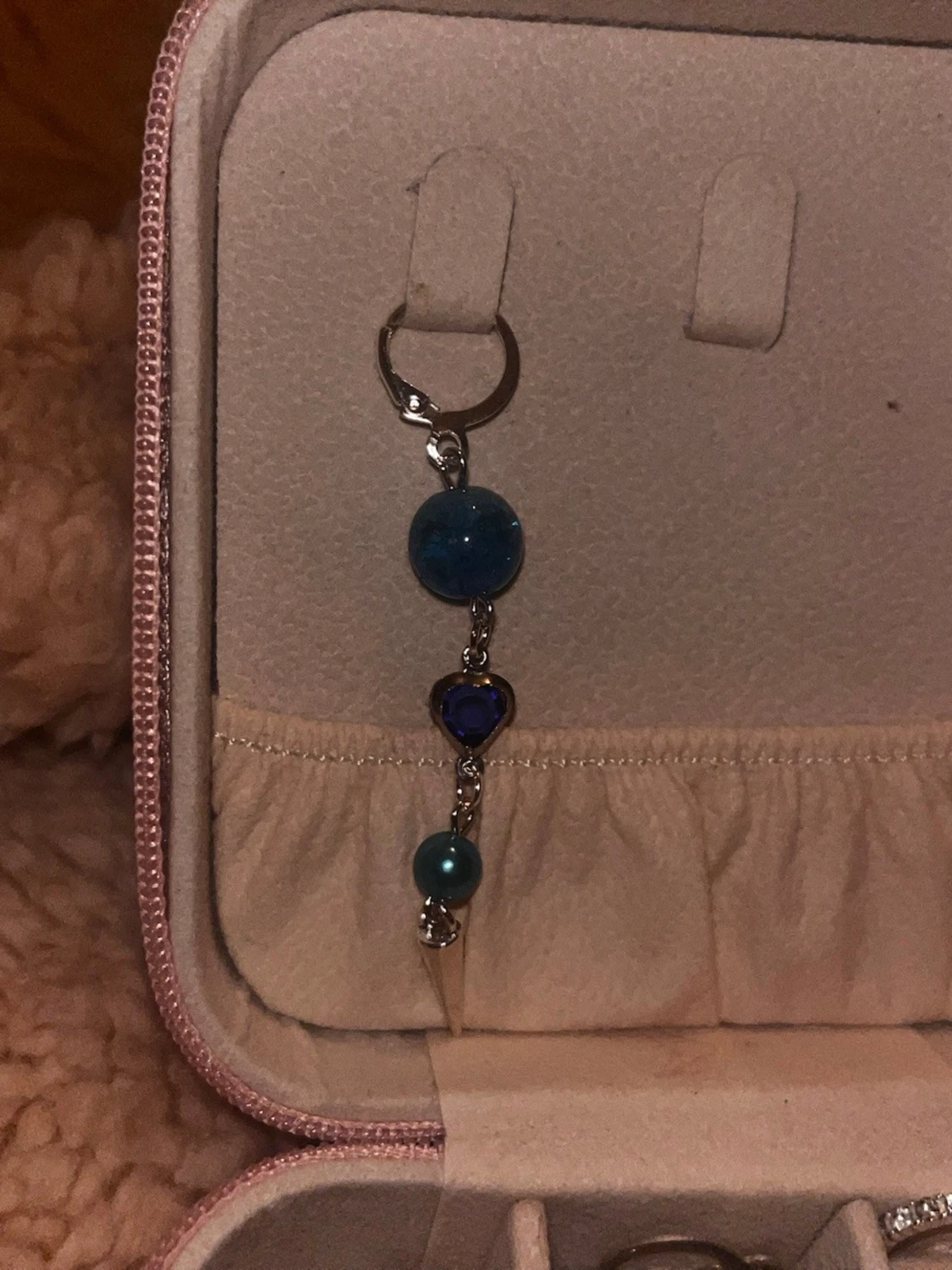 Hängande örhänge med blå pärlor