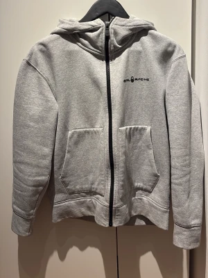 Zip hoodie sail racing - En riktigt snygg och skön zip hoodie från sail racing, gjord i lite tjockare material med fleece på insidan. Riktigt bekväm och varm, perfekt en kallare dag. I nyskick, passar även xs. Hör av er vid frågor!