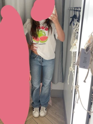 Blå raka jeans med låg midja - Lågmidjade straight/lite baggy jeans!! Märket är DKNY men jag vet ej storlek då det inte står men tror ungefär xxs-xs! Passar mig i längden som är 163 och säkert lite längre/kortare personer🫶🫶🫶