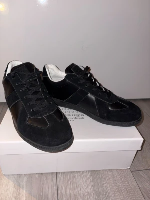 Maison margiela - Säljer nu dessa stilrena gatsen, dem är verkligen sjukt clean och passar till vilken fit som helst, använda 1 gång då dem inte passa mig tyvärr! Skicka 10/10 bara höra av sig vid funderingar🙌