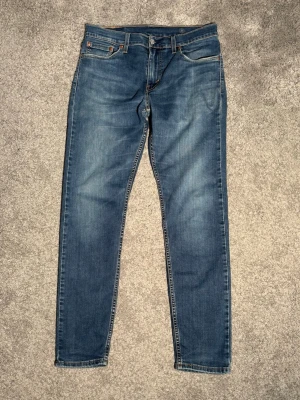 Levis 512 W30 L32 Vintage Jeans - Säljer nu dessa otroligt snygga Levis Vintage Jeans i modellen 512. W30 L32, mycket bra skick. Hör gärna av dig om du har frågor😊 Mått: Längd - 101 cm, Innerbenslängd - 74 cm, Midja - 39 cm, Midjehöjd - 27 cm, Benöppning - 23 cm