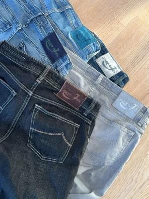 Jeansbulk Jacob Cohen - Hej, säljer en jeansbulk på Jacob Cohen. Alla gör 3999kr. Går även att ta separat oxå, in på profilen och kika. Tar man fler löser vi billigare pris! För frågor kom pm! Allt gott/ Neo!💫
