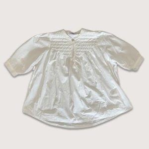 Söt vit blus med knappar - 🎀 fint skick! använt sparsamt 🎀 100% bomull🎀 🎀 storlek S/M 🎀 mått: längd: 69cm, axelbredd: 38cm, armlängd: 40cm 🎀 skriv vid funderingar! . . • ☆ . ° .• °:. *₊ ° . ☆˚ ♡ ·˚ ₊˚ˑ