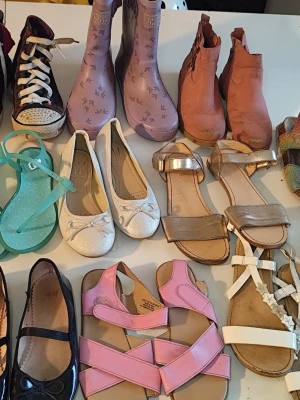 Barn skor 32/33 - Ett paket med blandade skor för barn. Stl 32/33 par .Inkluderar sneakers, sandaler, ballerinaskor och stövlar i olika färger och stilar. Perfekt för lek och vardag. Du är varmt välkommen att kika på mina andra annonser.