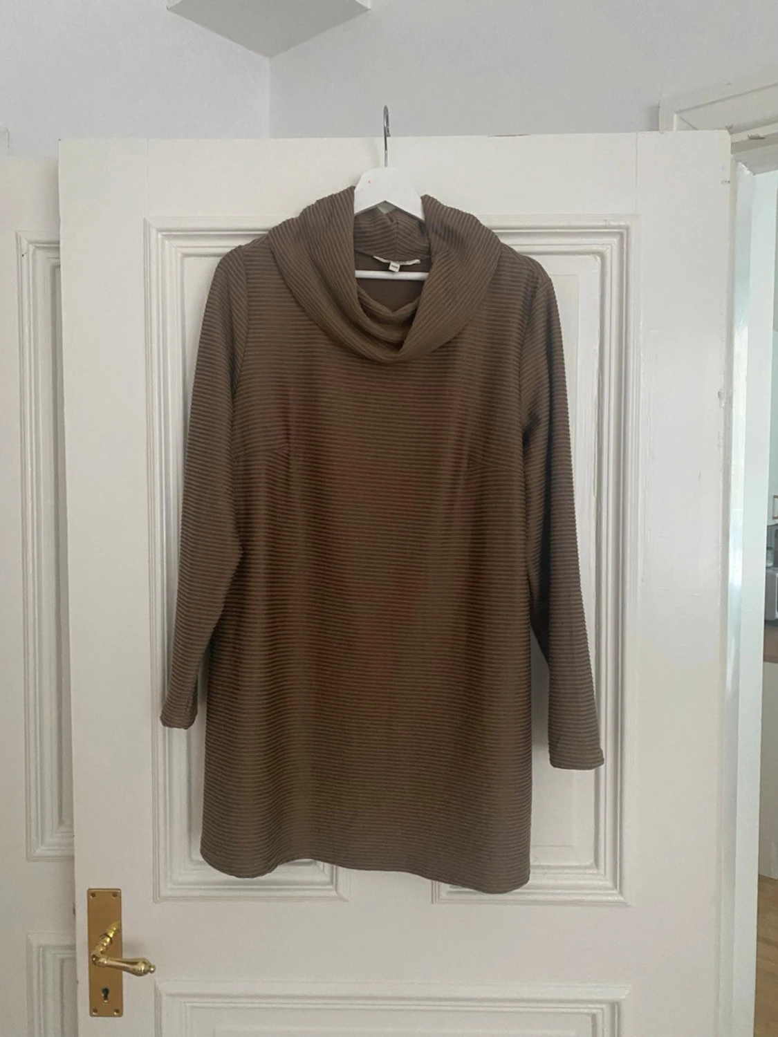 Brun stickad tröja med polokrage