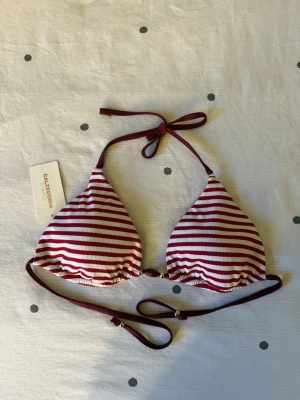 Randig bikinitopp Calzedonia - Säljer denna randiga bikinitopp från Calzedonia med prislapp på. Aldrig använd och i helt nytt skick. Storlek 4, vilket motsvarar 85B/80C/75D. 370 kr + frakt! Vid fler frågor, etc skriv privat 🏖️☀️👙🙏🏼🩷