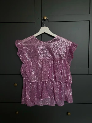 Glittrig topp  - Superfin glittrig topp som tyvärr inte kommer till användning. Den är använd en gång 💝