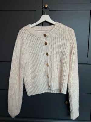 Mysig stickad kofta 🩷 - En superskönt och mysig kofta som tyvärr inte kommer till användning. Den är använd några gånger