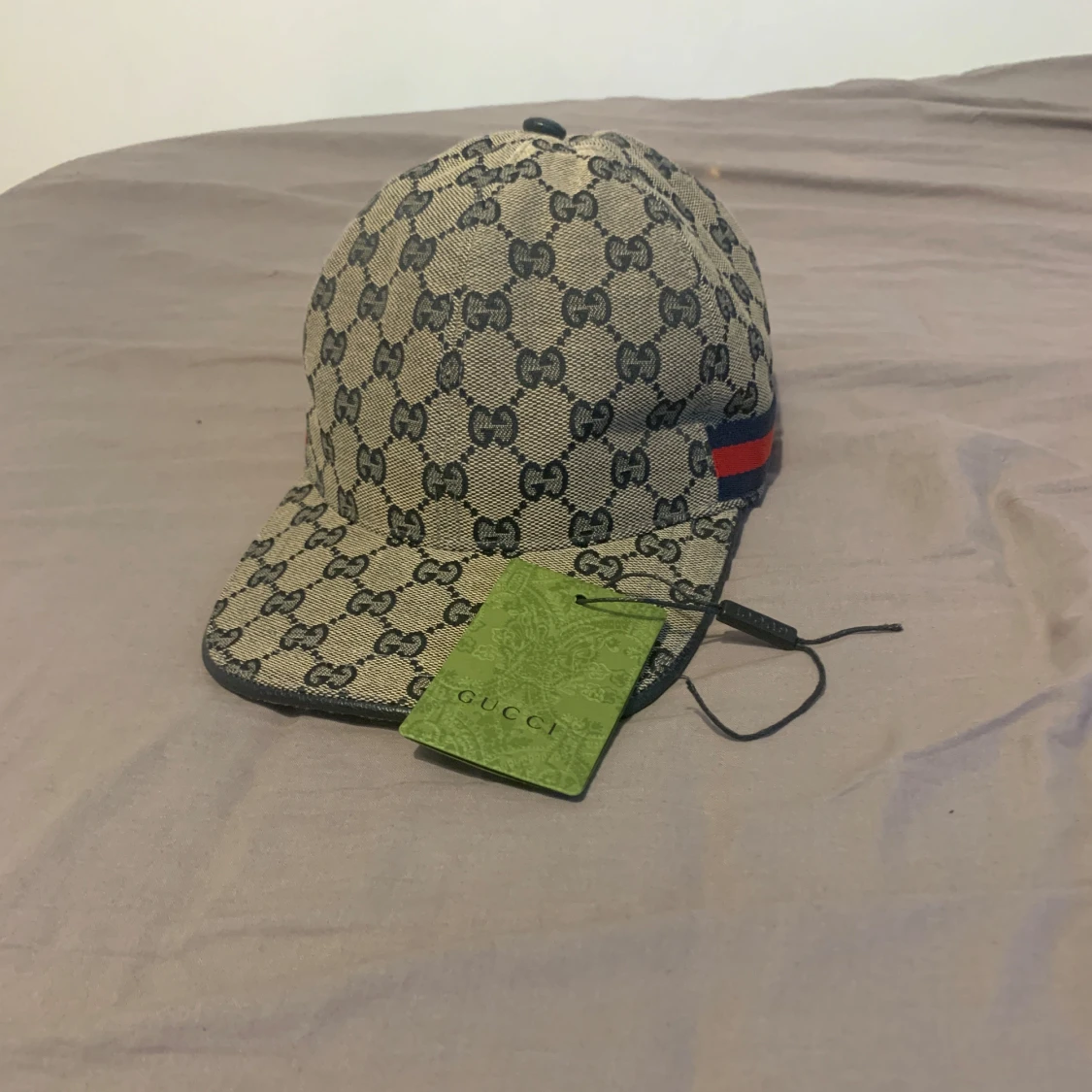 Gucci keps med GG-mönster och röd-blå detalj - 1